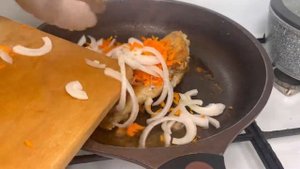 Хочу предложить очень вкусный и простой рецепт приготовление морской окунь с овощами на сковороде.