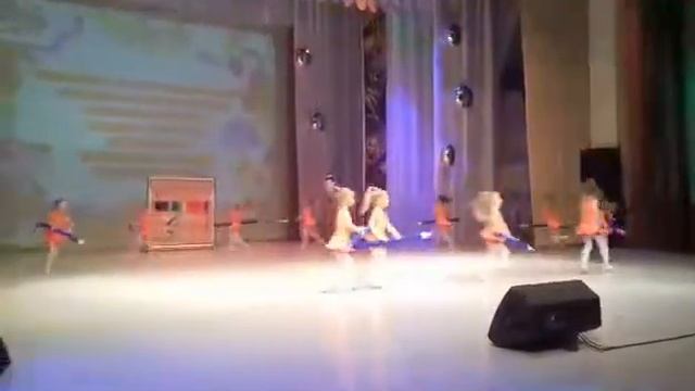 Танец Коробка с карандашами