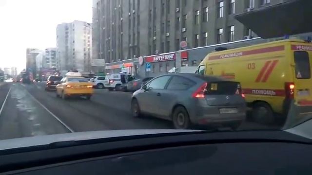 В супермаркет в Екатеринбурге ворвался мужчина и изрезал сотрудника магазина смотреть онлайн