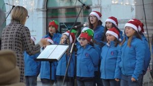 дети поют рождественские песни