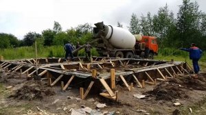 Заливаем бетон в опалубку для ленточного фундамента под каркасный дом
