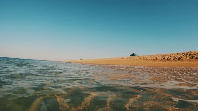 Песчаный пляж возле Кояшского ( розового ) озера. Крым.