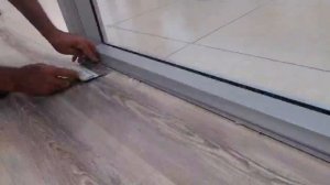 МОНТАЖ МИКРОПЛИНТУСА ТМ РУССКИЙ ПРОФИЛЬ в салоне напольных покрытий АЗБУКА ПОЛА
