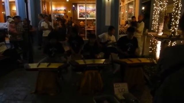 Детская группа исполняет Hotel California на тайских цимбалах khim смотреть онлайн