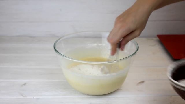 Видео рецепт капкейков с начинкой и муссовой шапочкой. Как украсить капкейки