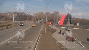 Грузовик протаранил стелу в Новокузнецке