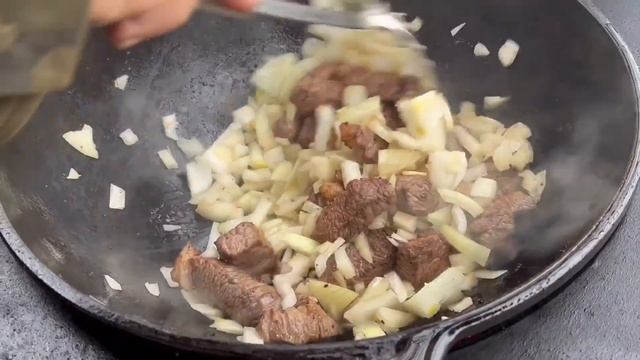 ЖИЗНЬ В ГЛУХОЙ ДЕРЕВНЕ. БЕЛАРУСЬ. ОБРЕЗАЮ  ГОЛУБИКУ. ГОТОВИМ СТРАВУ на ОГНЕ.ЗИМА без СНЕГА, ВЕТРЕНО смотреть онлайн