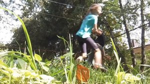 Катаемся на тарзанке и дерёмся с подругой)