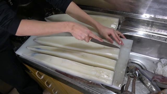 Нарезка огромного кальмара!! смотреть онлайн