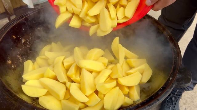 Блюдо на любой случай жизни! Просто и вкусно! Мясо с картошкой по-деревенски в казане на костре.