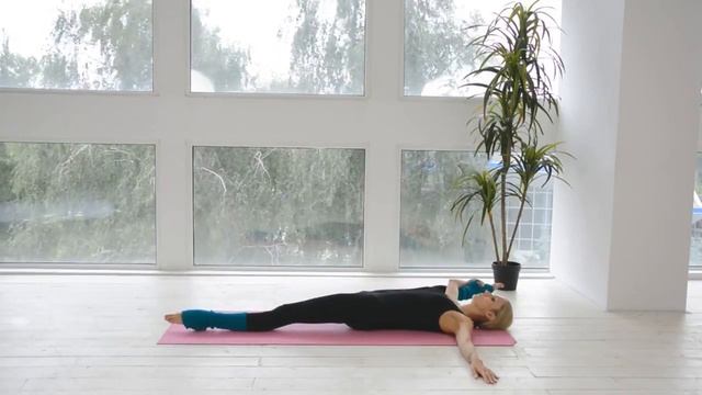 Растяжка на шпагат лежа на полу. Стретчинг для продвинутых. смотреть онлайн