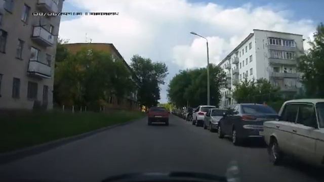 Ребятишки перебегают через дорогу