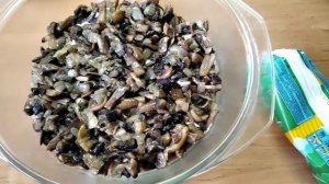 Салат с шампиньонами, куриным мясом и морковью по- корейски.