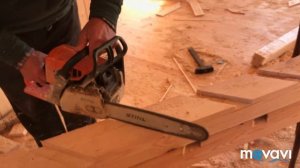 Монтаж лестница из дерева на второй этаж в деревянном доме.