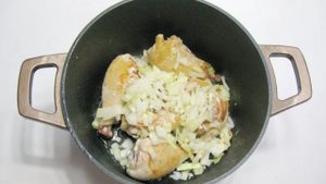 Курица тушеная с квашеной капустой