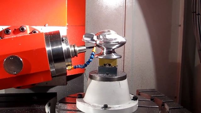 Обработка металлической детали на фрезерном станке Extron SU 85