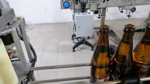 Наклеивание этикетки на бутылку пива с роликовой обкаткой - EtiKon.ru