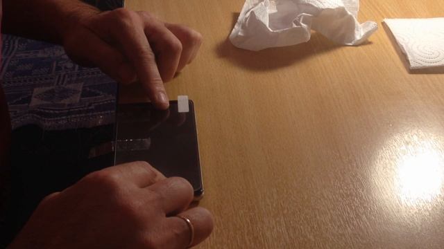 Как наклеить защитное стекло на телефон