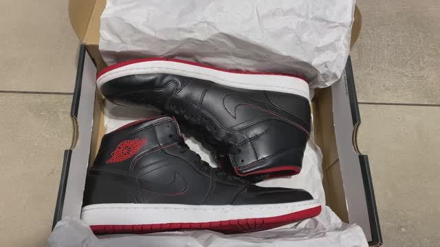 Jordan 1 Retro Mid Black Red White 554724-028 смотреть онлайн