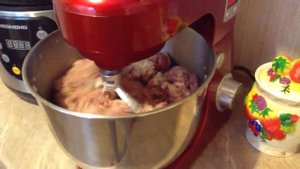 Планетарный миксер Kitfort КТ-1308 замешивает фарш для котлет