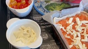 Вкуснятина нереальная! Слоеный пирог с лососем, помидорами черри и моцареллой за 20 минут!