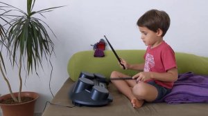 ארי מנגן על מכונת התופים Medeli DD-61