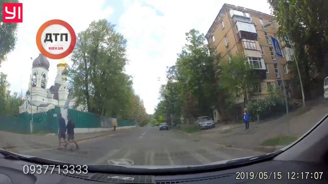 Киев. Уманская: Кошка спешит по делам, но переходит осторожно и по переходу. А ты нет. Если живот смотреть онлайн