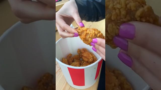Как правильно кушать крылышки KFC.