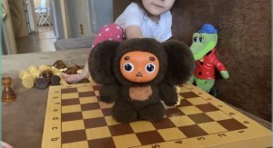 ЧЕБУРАШКА УЧИТСЯ ИГРАТЬ В ШАХМАТЫ