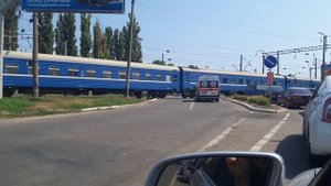 Пассажирский поезд и скорая помощь на переезде