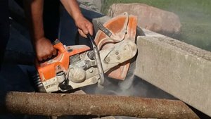 Working  Stihl TS400 saw cutting cement blocks / Работа бензореза STIHL TS400 Резка цементных блоко