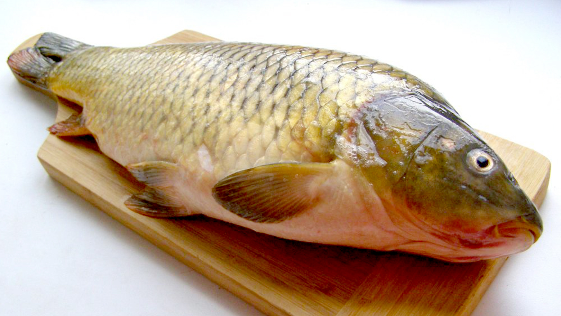 Отличный способ быстро и аккуратно почистить любую рыбу.