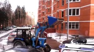 трактор убирает снег