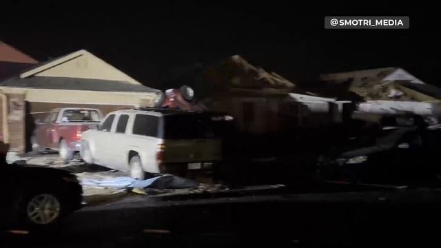 Торнадо в Оклахоме разрушил дома и сильно повредил машины
