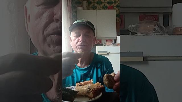 Ем пирог с грибами и котлету у бати в гостях смотреть онлайн