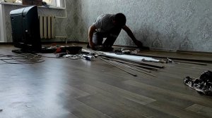 Как быстро крепить плинтус на пол своими руками. КАК КРЕПИТЬ ПЛИНТУСА НА ПОЛ своими руками?