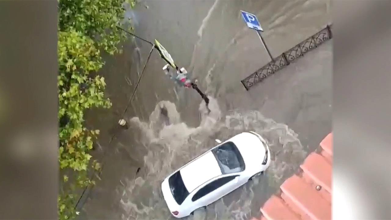За несколько часов сильных дождей в Ялте затопило дороги, тротуары и набережную