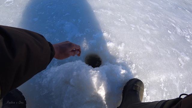 Рыбалка в Марте по последнему льду на Оке 2022! смотреть онлайн