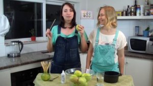 Как приготовить яблоки в карамели / How to make caramel apple - Пара Пустяков