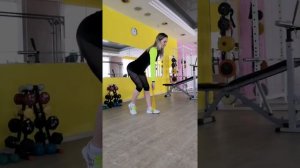 упражнения с круглой резинкой. упражнения на заднюю поверхность бедра. тренировка с резинкой.