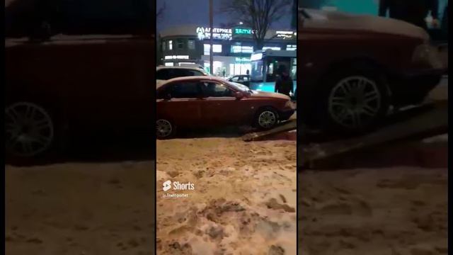 Эвакуируют автомобиль Вольво S40 у которой аккумулятор больше не держит #Shorts #поломка #volvo