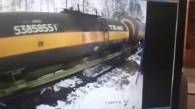 Составителя зацепило воротами.