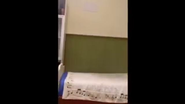 Кто попадёт по бумажке,заберёт то что там написано ЧЕЛЛЕНДЖ! Сеструха порасхватовала все сладости(😡 смотреть онлайн