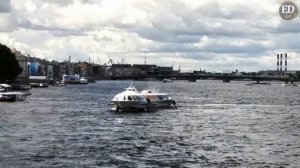 Швартовка теплоходов к причалу на Адмиралтейской набережной в Санкт-Петербурге