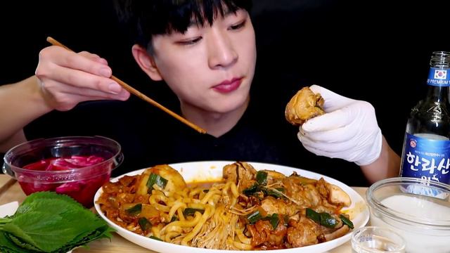 푹~ 묵힌 묵은지 닭볶음탕에 우동사리까지 Kimchi Braised Spicy Chicken Mukbang ASMR Eating Show スパイシーなチキン 辣子鸡 Курица