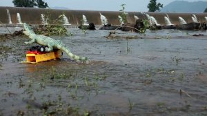 Битва крокодила с экскаватором