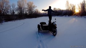 Мотоцикл урал  зимой /   мотоцикл урал запуск в мороз, покатушки по льду