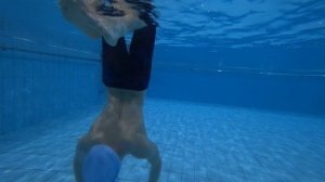 Делаем стойку на руках в воде