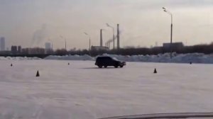 Девушка на Subaru скользит на автодроме