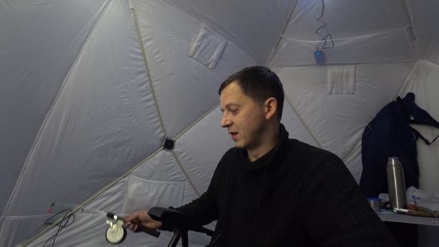 ЗИМНЯЯ РЫБАЛКА НА ЛЬДУ В ТЕПЛОЙ ПАЛАТКЕ С ПЕЧКОЙ / Лювлю налима, щуку и окуня